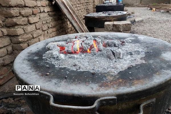 طبخ غذا نذری  در شب ششم محرم در شهرستان زیرکوه