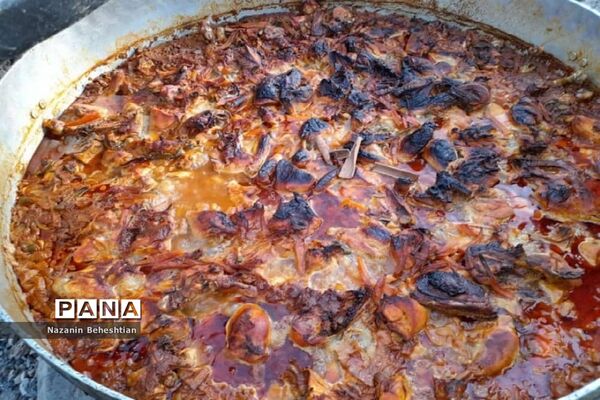 طبخ غذا نذری  در شب ششم محرم در شهرستان زیرکوه