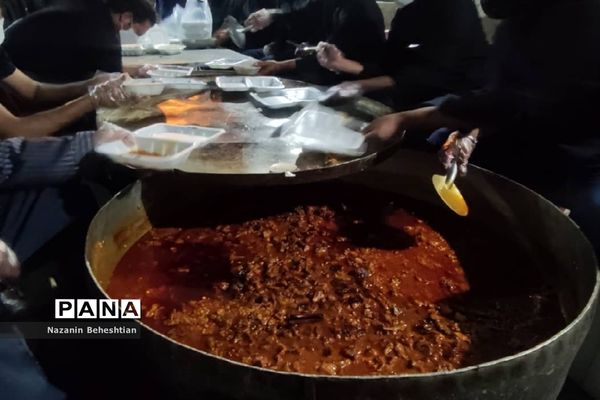 طبخ غذا نذری  در شب ششم محرم در شهرستان زیرکوه
