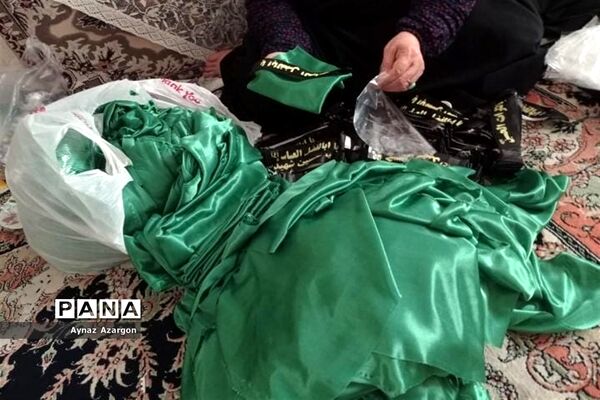 آماده‌سازی لباس‌های ویژه همایش شیرخوارگان حسینی در قائمشهر