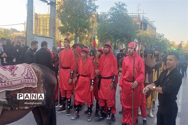 دسته‌روی عزاداران حسینی تا حرم مطهر رضوی