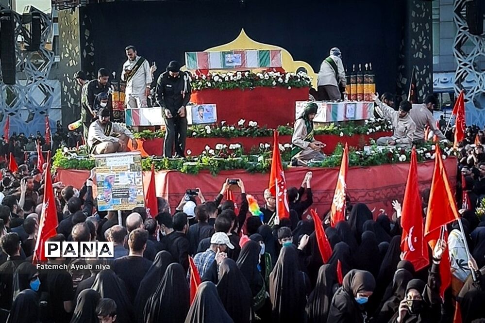 مراسم وداع با پیکر ۵ شهید مدافع حرم در میدان امام حسین(ع)