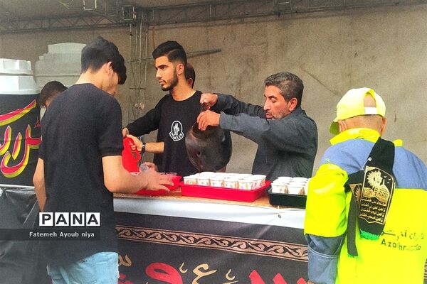 مراسم وداع با پیکر ۵ شهید مدافع حرم در میدان امام حسین(ع)