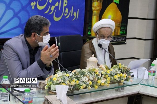 جلسه کمیته دانش‌آموزی جشنواره فرهنگی هنری و ادبی نماز در بوشهر