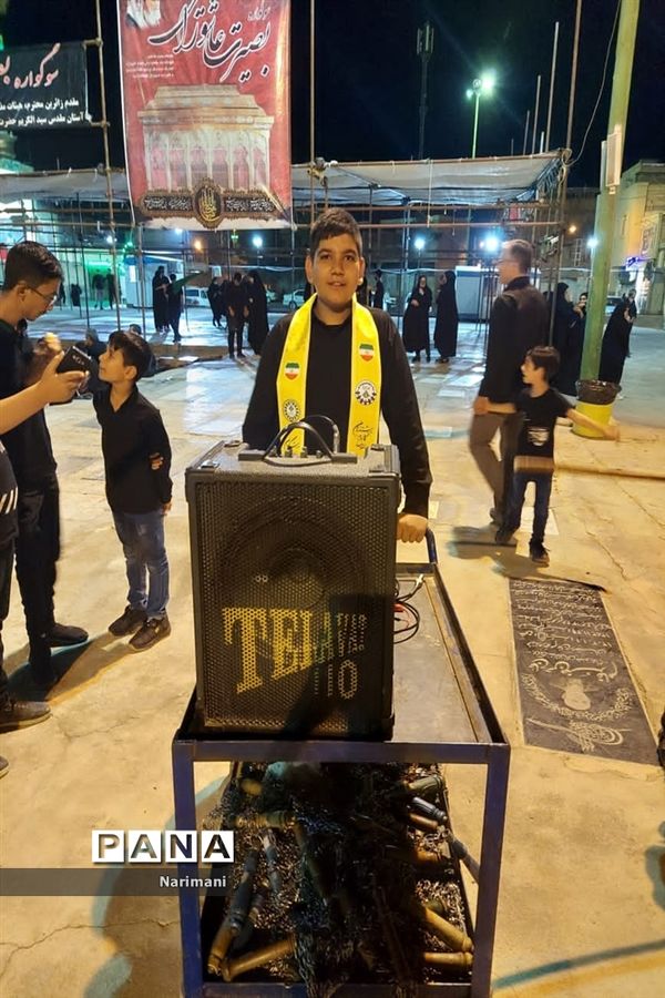 خدمت‌رسانی پیشتازان سازمان دانش‌آموزی در مراسم  تاسوعای حسینی