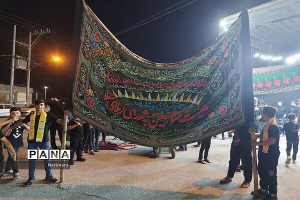 خدمت‌رسانی پیشتازان سازمان دانش‌آموزی در مراسم  تاسوعای حسینی