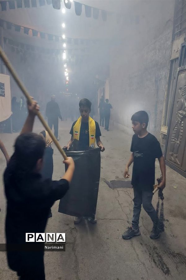 خدمت‌رسانی پیشتازان سازمان دانش‌آموزی در مراسم  تاسوعای حسینی