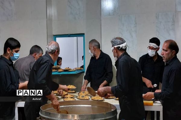 طبخ و توزیع ۶۰۰۰ پرس غذا به عزاداران حسینی در مجتمع بقیه‌الله شهر بافران