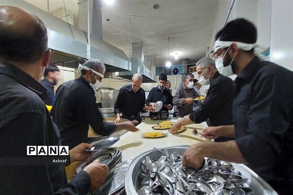 طبخ و توزیع ۶۰۰۰ پرس غذا به عزاداران حسینی در مجتمع بقیه‌الله شهر بافران