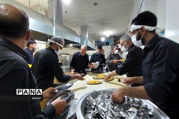 طبخ و توزیع ۶۰۰۰ پرس غذا به عزاداران حسینی در مجتمع بقیه‌الله شهر بافران