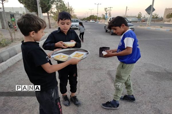 طبخ و توزیع شله زرد نذری در شهرستان زیرکوه