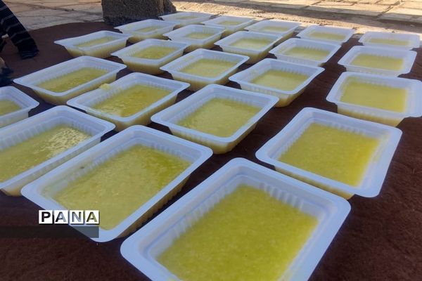 طبخ و توزیع شله زرد نذری در شهرستان زیرکوه