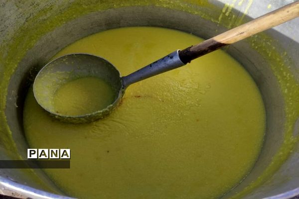 طبخ و توزیع شله زرد نذری در شهرستان زیرکوه