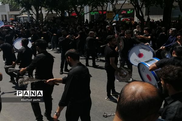 عزاداری روز عاشورا هیات جوانان نوغان در مشهد