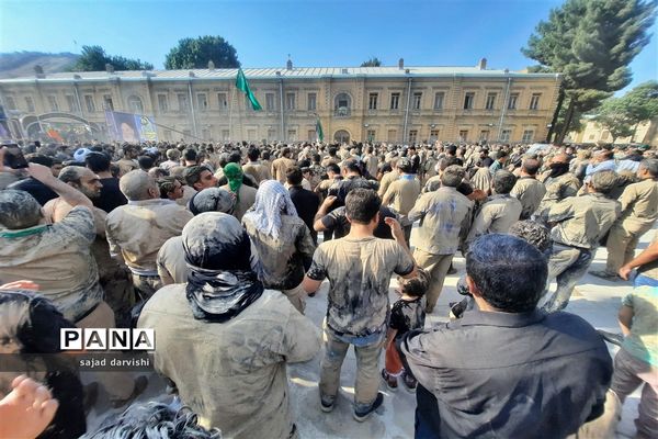 آیین گل مالی به مناسبت عاشورای حسینی در لرستان