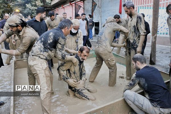 آیین گل مالی به مناسبت عاشورای حسینی در لرستان