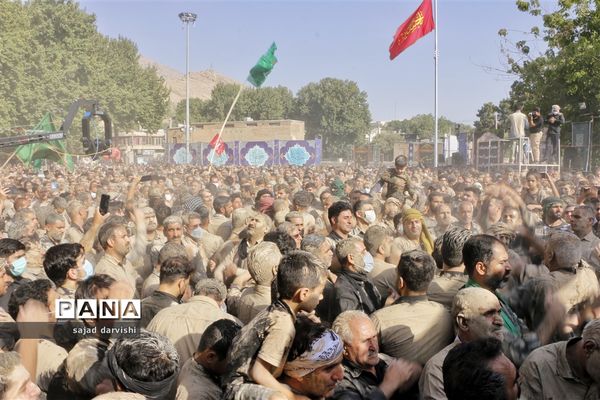 آیین گل مالی به مناسبت عاشورای حسینی در لرستان