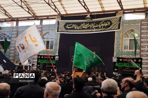 مراسم سنتی آیینی نخل‌گردانی در ظهر عاشورا هیأت زینبیه کاشان