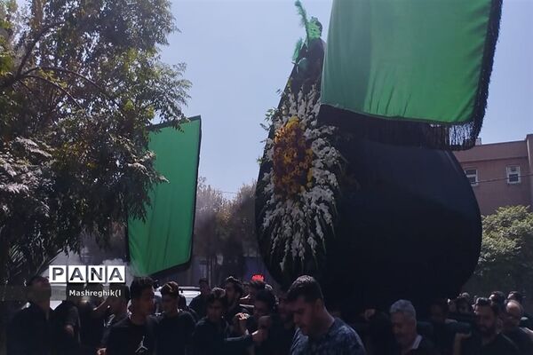مراسم سنتی آیینی نخل‌گردانی در ظهر عاشورا هیأت زینبیه کاشان