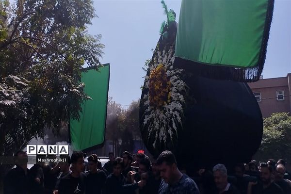 مراسم سنتی آیینی نخل‌گردانی در ظهر عاشورا هیأت زینبیه کاشان