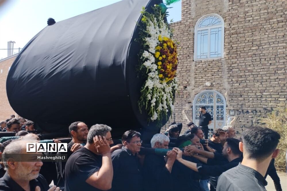 مراسم سنتی آیینی نخل‌گردانی در ظهر عاشورا هیأت زینبیه کاشان