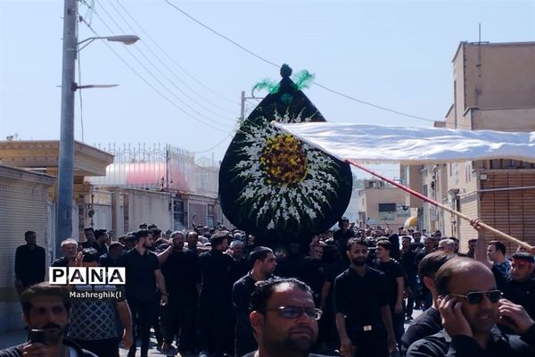 مراسم سنتی آیینی نخل‌گردانی در ظهر عاشورا هیأت زینبیه کاشان