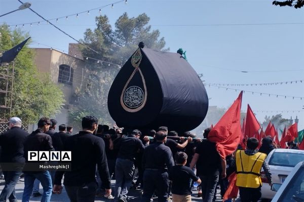 مراسم سنتی آیینی نخل‌گردانی در ظهر عاشورا هیأت زینبیه کاشان