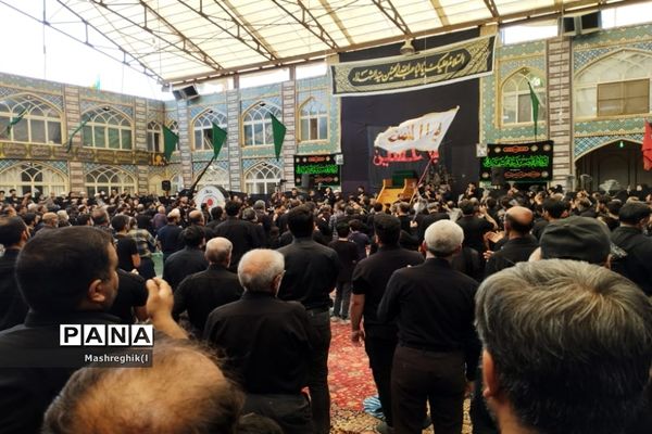 مراسم سنتی آیینی نخل‌گردانی در ظهر عاشورا هیأت زینبیه کاشان