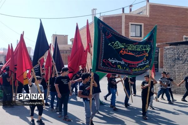 مراسم سنتی آیینی نخل‌گردانی در ظهر عاشورا هیأت زینبیه کاشان