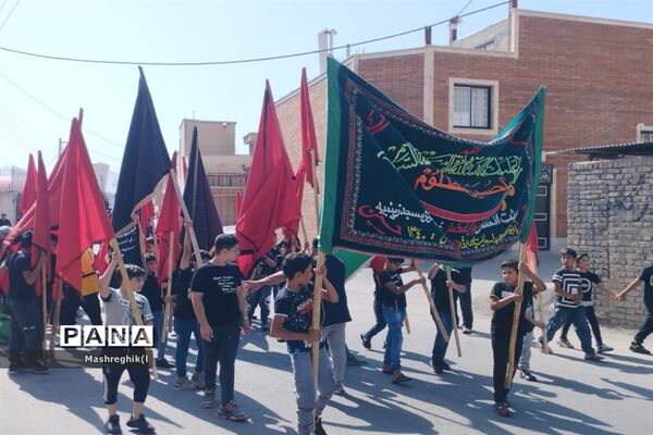 مراسم سنتی آیینی نخل‌گردانی در ظهر عاشورا هیأت زینبیه کاشان