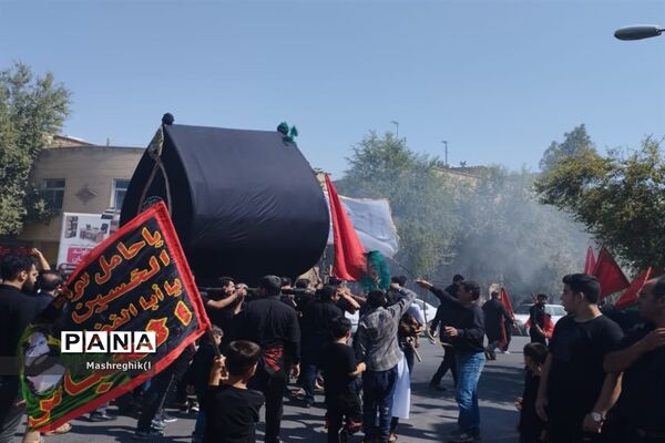 مراسم سنتی آیینی نخل‌گردانی در ظهر عاشورا هیأت زینبیه کاشان