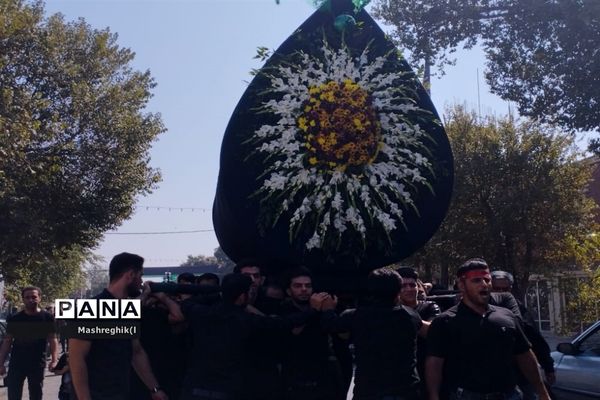 مراسم سنتی آیینی نخل‌گردانی در ظهر عاشورا هیأت زینبیه کاشان