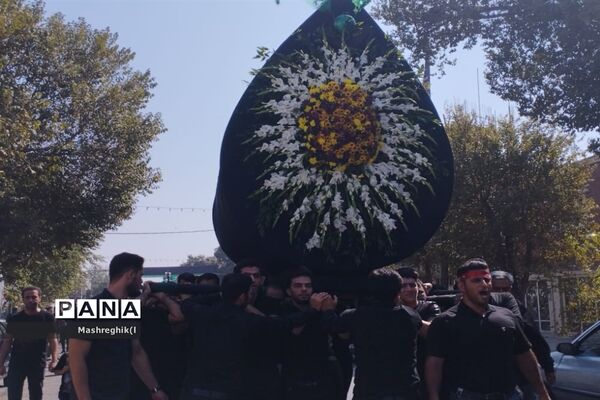 مراسم سنتی آیینی نخل‌گردانی در ظهر عاشورا هیأت زینبیه کاشان