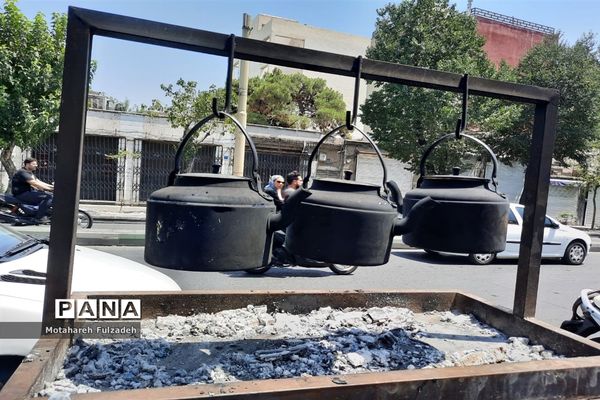 توزیع شربت و چای  در ایام محرم