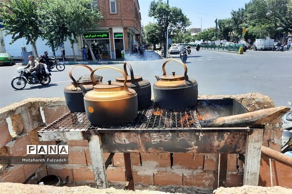 توزیع شربت و چای  در ایام محرم