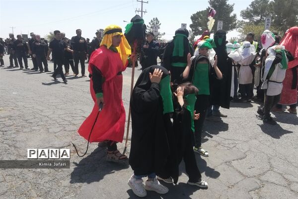 اجتماع عزاداران حسینی در ظهر عاشورا در شهرستان بردسکن کاشمر