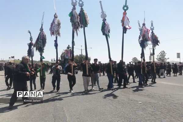 اجتماع عزاداران حسینی در ظهر عاشورا در شهرستان بردسکن کاشمر