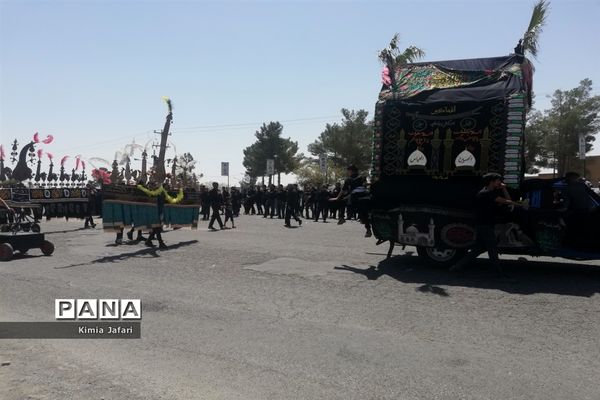 اجتماع عزاداران حسینی در ظهر عاشورا در شهرستان بردسکن کاشمر