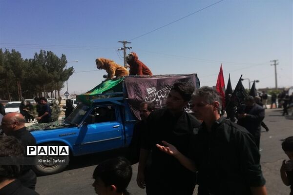 اجتماع عزاداران حسینی در ظهر عاشورا در شهرستان بردسکن کاشمر
