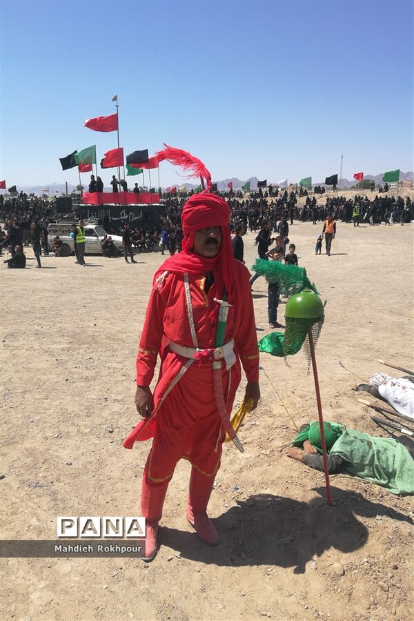 مراسم نمادین ظهر عاشورا در حاجی آباد بیرجند