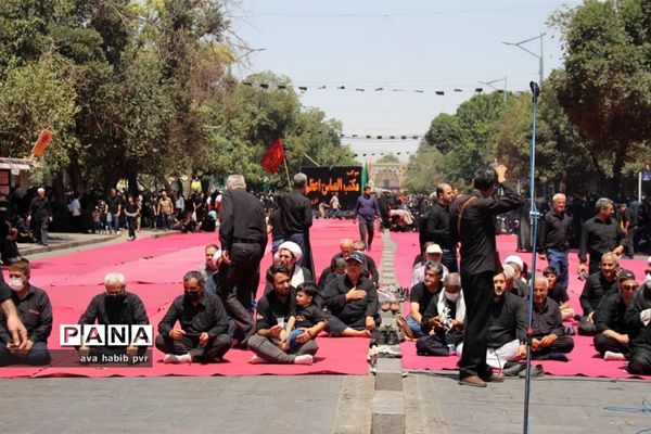 مراسم عزاداری و نماز ظهرعاشورا درقزوین