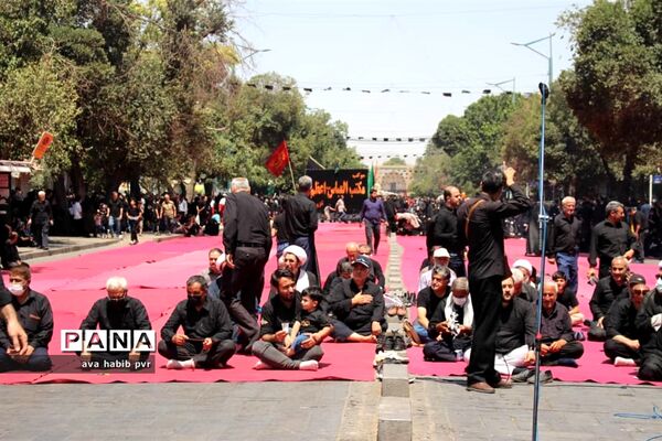 مراسم عزاداری و نماز ظهرعاشورا درقزوین