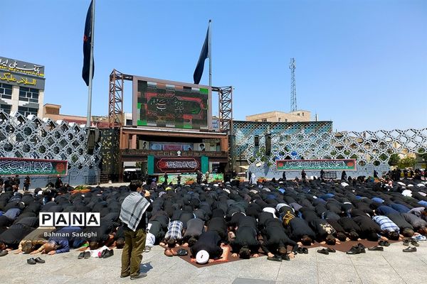 مراسم عزاداری روز عاشورا در میدان امام حسین(ع)