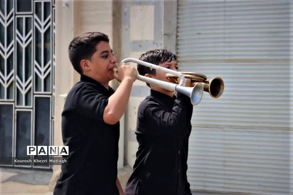 حضور پرشور دانش‌آموزان در عزاداری‌های دهه اول محرم در کازرون