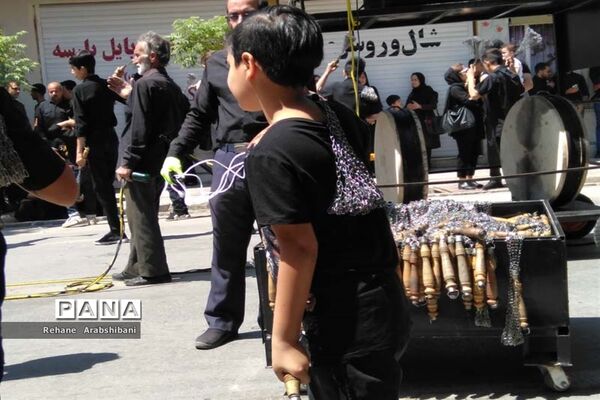 عزاداری مردم آباده در روز عاشورا