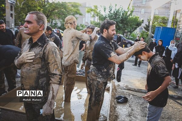 آیین سنتی «گِل مالی» لرستانی‌‎های مقیم تهران