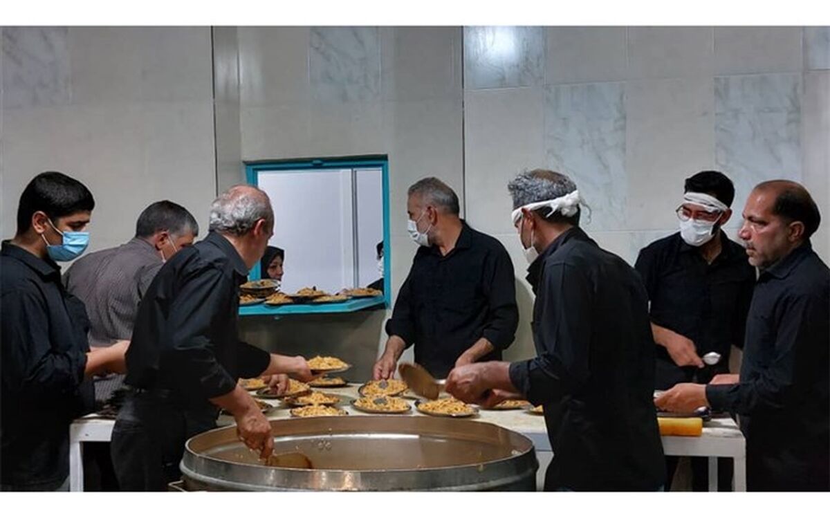 طبخ و توزیع بیش از ۲۰ هزار غذا در بنیاد خیریه بقیه‌الله (عج) بافران