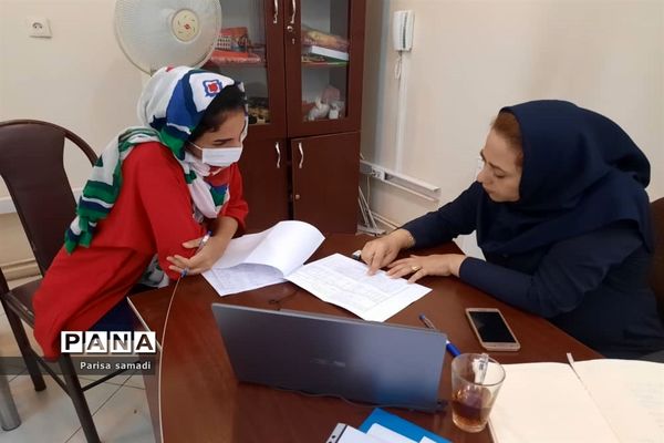 بازدید معاون پرورشی و تربیت‌بدنی منطقه ۱۳ از پایگاه‌های مشاوره کنکور ۱۴۰۱