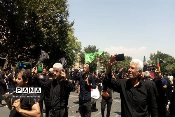 عزاداری مردم در روز سوم سید الشهدا در بازار بزرگ تهران