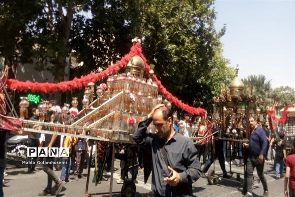 عزاداری مردم در روز سوم سید الشهدا در بازار بزرگ تهران